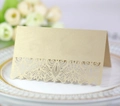 Élégante carte de table en dentelle dorée découpée au laser sur une assiette blanche - Beige Or