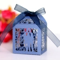 Scatola per confetti blu intagliata al laser con silhouette di sposi e nastro di seta - Stile Silhouette Mr e Mrs / Blu Zaffiro