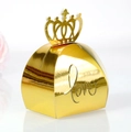 Dettaglio macro di una scatola dorata a corona con intaglio Love per dolci e regali - Oro Riflettente