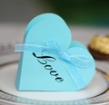 Herzförmige tiffanyblaue Geschenkschachtel mit Love-Schriftzug und Seidenband-Schleife - Tiffany-Blau