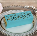 Détail de la boîte à dragées de mariage découpée au laser avec motifs ajourés complexes - Bleu Tiffany