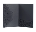 Vue macro de motifs floraux découpés au laser sur papier nacré noir élégant - Noir