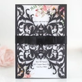 Elegante lasergeschnittene schwarze Hochzeitseinladung mit Schleife und Blumenkarte - Schwarz