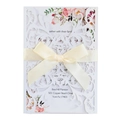 Elegante lasergeschnittene Hochzeitseinladung mit cremefarbener Schleife und Blumendekor - Weiß