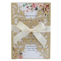 Goldene Laser-Cut-Hochzeitseinladung mit rosa Blumenkarte und weißer Seidenschleife - Beige Gold