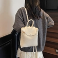 Chique beige stro mini-rugzak met lederen flap en verstelbare schouderbanden - Off-wit