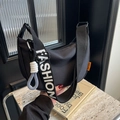 Bolso bandolera de lona negra en forma de media luna con letras FASHION blancas - Correa Ancha Estampada con Letras (Negro) / Negro