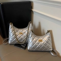 Sac fourre-tout matelassé argent métallisé avec chaîne dorée en deux tailles sur fond noir - Argent Grand