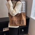 Borsa tote marrone in finta pelle scamosciata con lettere HOOTO e spalline lunghe - Cachi Scuro