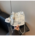 Detail der blau-weiß karierten Beuteltasche mit Kettenriemen und Plüschbär-Anhänger - Blau mit Anhänger