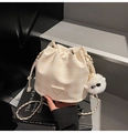 Détail du sac seau crème à cordon montrant la texture PU à carreaux et le charme peluche - Beige Avec Charme
