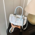 Borsa a secchiello vichy bianca e blu con ciondolo a fiocco di perle e tracolla - Blu con Pendente