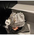 Détail d'un sac seau à carreaux gris clair avec chaîne dorée et breloque en peluche - Argent (Avec Pendentif)