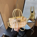 Borsa a secchiello a quadri giallo chiaro con fiocco in pizzo e perle e manici - Giallo con Ciondolo