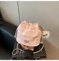Détail du sac seau à carreaux roses avec cordon de serrage et bandoulière - Rose avec pendentif