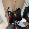 Bolso tipo cubo negro retro para mujer con cierre giratorio dorado y colgante fresa - Con Colgante / Negro
