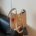 Elegante bolso bombonera de piel sintética camel con cierre dorado y adorno de fresa - Con Colgante / Caqui