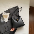 Bolso tipo cubo clásico en cuero sintético negro con cierre de giro dorado y correa ajustable - Sin colgante / Negro
