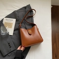 Bolso tipo cubo chic marrón caramelo en cuero sintético con elegante cierre giratorio dorado - Sin colgante / Marrón