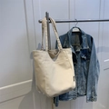 Minimalistische cremefarbene Canvas-Einkaufstasche mit Vordertasche und Schultergurten - Beigegrau