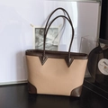 Zweifarbige Tragetasche aus beige-braunem Leder mit geflochtenen Schultergurten - Warmes Aprikose