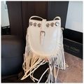 Dettaglio della borsa a secchiello in pelle lucida bianca con lunghe frange e borchie argentate - Bianco