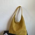 Bolso tote grande de ante sintético mate en amarillo vibrante para el estilo diario - Amarillo