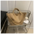 Minimalistische khakifarbene Shopper Tasche mit breitem Gurt und goldenen Ösen Details - Khaki