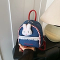 Mini mochila de tela vaquera azul con conejo de peluche blanco y correas rojas - Azul