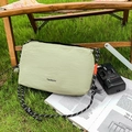 Borsa a tracolla in nylon verde menta con tracolla in corda in ambiente esterno - Verde