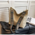 Nahaufnahme der khakifarbenen Hobo-Tasche aus Wildleder mit besticktem breitem Gurt - Einheitsgröße / Gebrochenes Weiß