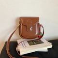 Borsa a sella marrone vintage effetto lucido con grazioso ciondolo a fragola decorativo - Marrone