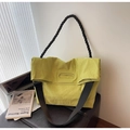 Detailansicht der neongelben Nylon-Tasche mit dickem Webgriff und breitem Schultergurt - Grün