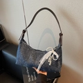 Bolso de hombro en denim azul oscuro brillante con lazo de perlas y correa de cuero - Con Colgante / Azul oscuro