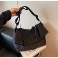 Detail der minimalistischen schwarzen Nylontasche mit geflochtenem Griff und Gurt - Schwarz