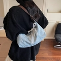 Bolso de hombro denim azul claro brillante con lazo de encaje y borla de perlas - Con Colgante / Azul claro