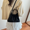 Sac nuage noir à cordon avec design plissé et boucles en métal argenté chic - Noir