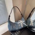 Bolso de hombro de mezclilla azul con lentejuelas, correa de cuero y lazo de perla - Con Colgante / Azul