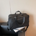 Grande borsa da viaggio in nylon nero impermeabile con tracolla su divano in pelle - Nero