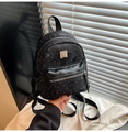Mini mochila negra con lunares blancos de lona texturizada y bolsillo delantero - Negro
