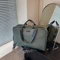 Borsa da viaggio in tessuto oxford verde militare con manici neri e tracolla regolabile - Verde