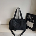 Bolso de viaje grande de nailon negro con correa ajustable y acabado brillante - Negro
