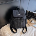 Schwarzer Nylon-Rucksack mit Kordelzug-Klappenverschluss und großem Fassungsvermögen - Schwarz