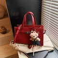 Borsa a mano rossa in pelle martellata con un grazioso ciondolo a forma di orsetto - Rosso con Pendente
