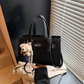 Elegante borsa a mano nera a grana con chiusura a scatto argento e ciondolo a orsetto - Nero con ciondolo