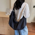 Bolso tote negro plisado de estilo minimalista con correa ancha y tejido brillante - Negro