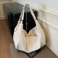 Bolso tote plisado blanco con correa ajustable y anillos metálicos plateados modernos - Blanco Roto