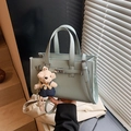 Borsa a mano quadrata in pelle verde menta con ciondolo a orsetto e fibbia argento - Blu con Pendente
