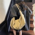 Bolso hobo plisado verde oliva con correa ancha ajustable usado como bandolera - Verde