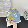 Borsa azzurra ricamata con chiusura a scatto dorata e tracolla a catena elegante - Blu